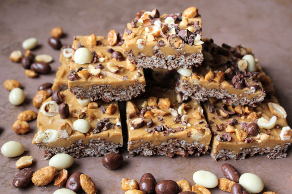 Barras de chocolate, caramelo salgado e manteiga de amendoim - SpamellaB's Health Food Blog 4