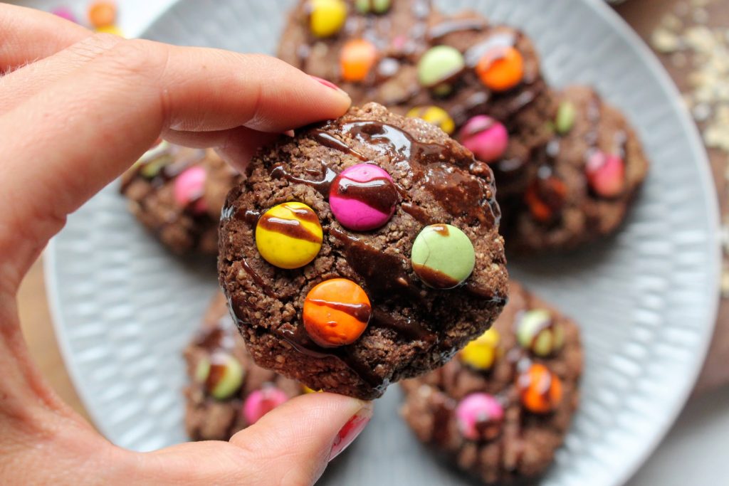Cookies coloridos com gotas de chocolate - SpamellaB's Health Food Blog 4
